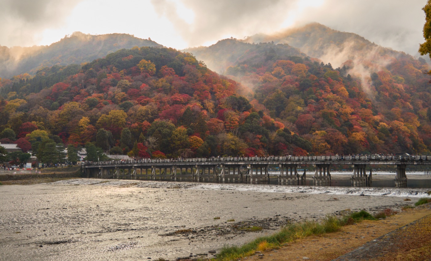 嵐山の山々と渡月橋