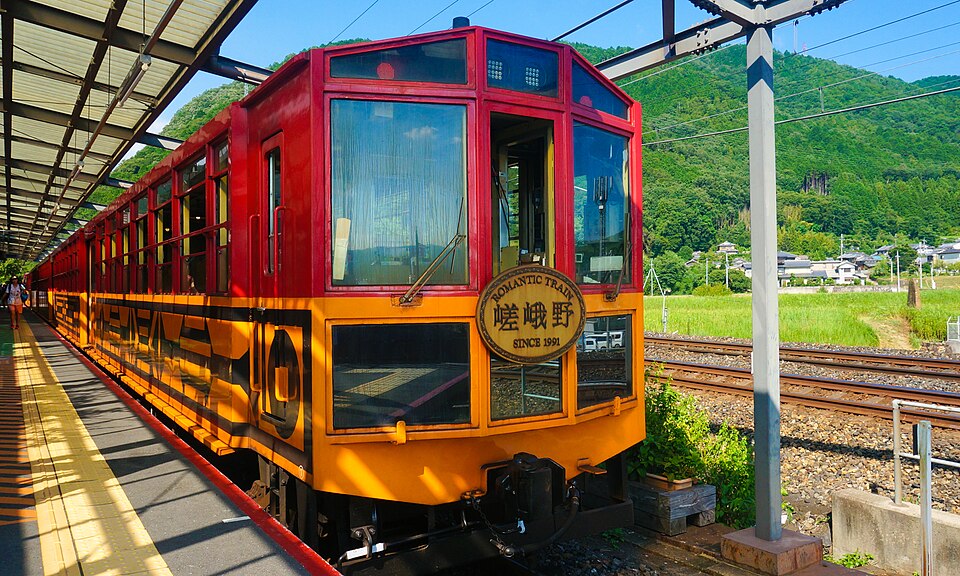 トロッコ亀岡駅に停車する嵯峨野トロッコ列車